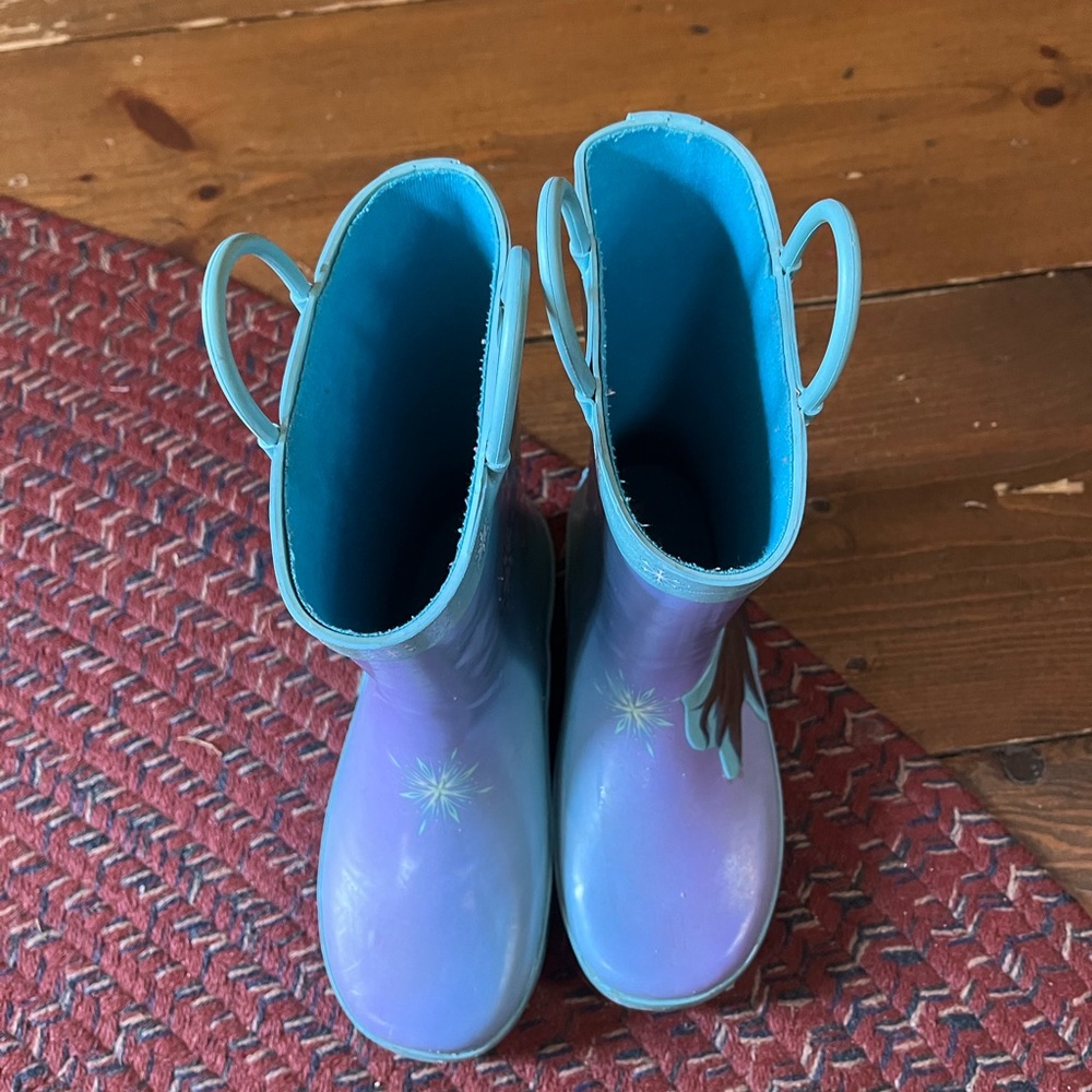 Little girl Frozen rain boots.